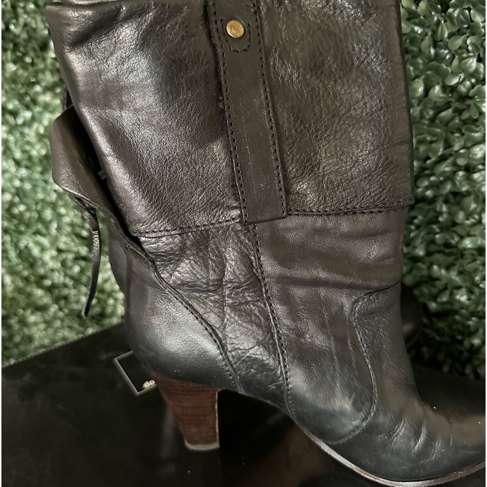 BEAUTIFUL Black boots LEATHER WITH BOW DETAIL IN BACK. Sz 8